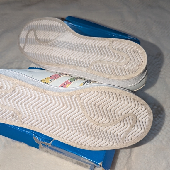 adidas Superstar Women's White Sneakers with Floral Accent - Picture 4 of 5